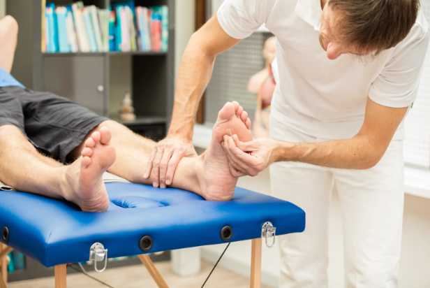 Podiatrist near Bartow, FL, providing heel and arch pain treatment at Lakeland Foot and Ankle – Dr. William S Wong, DPM, FACFAS